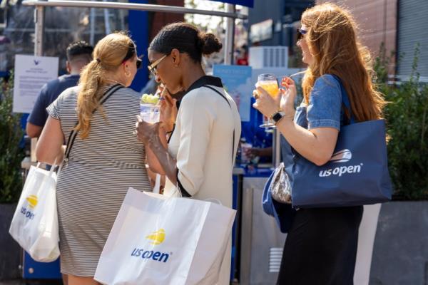 Tennis fans enjoy a drink on a hot day at the Open.</p>

<p>　　