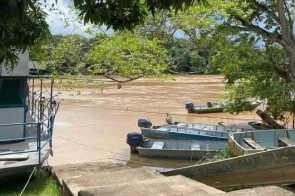 Story from Jam Press (Piranhas Eat Man) Pictured: The location of the boat crash. Man eaten by piranhas after boat crash on Amazo<em></em>nian river. A man has been eaten by piranhas after a boat crash on an Amazo<em></em>nian river. Two vessels collided while carrying a total of five people. Three passengers were rescued alive while two people remained missing. After nightfall, the search for the missing victims was suspended until the following day. The body of Jo<em></em>ney Jose Silva da Luz, 38, who was driving one of the boats, was discovered the following morning. His corpse was found with multiple bites from a shoal of piranhas in the river. Joney?s ravaged remains were pulled out of the water and placed on one of the rescue boats. The victim?s wife was one of the three survivors. A passenger on the other vessel, named as Wagner Silva, still remains missing and is presumed dead. The pilot of the boat was one of the surviving group members. The boat crash took place on the Cuiab River in Baro de Melgao, Brazil, at around 6pm on Saturday (9 Sept) The Brazilian Navy said they sent a search and rescue team to the location as soon as they learned of the accident. A spokesperson said: ?An administrative procedure has been initiated to determine the cause, circumstances and respo<em></em>nsibility of the incident.? As of 11 September, divers are still searching for Wagner?s body. Access to the area has been restricted by the authorities as the investigation continues. ENDS