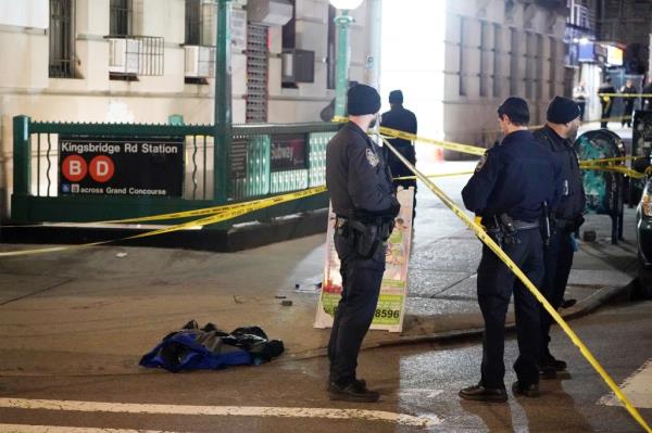 Cops co<em></em>ngregate at the crime scene.