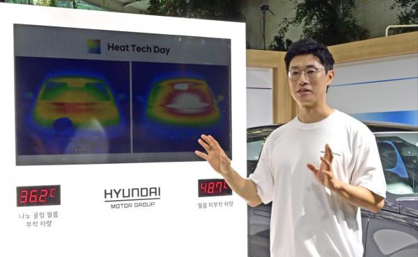 Lee Min-jae, a principal researcher from the energy compo<em></em>nent research team, explains the nano-cooling film technology on two Io<em></em>niq 6 test vehicles at Hyundai Motor Group's Heat Tech Day event on Thursday. (Hyundai Motor Group