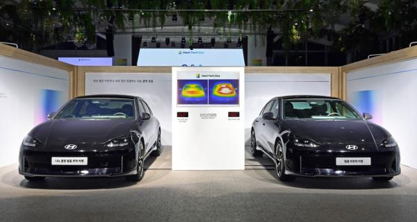Two Io<em></em>niq 6 test vehicles displayed during Hyundai Motor Group's Heat Tech Day show a cabin temperature difference of 12.5 degrees Celsius. (Hyundai Motor Group)