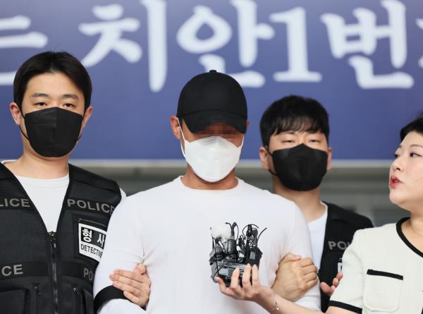 AfreecaTV streamer Kim Jae-wang is questio<em></em>ned by the press as he is transferred from the Seoul Gangnam Police Station in Gangnam-gu, Seoul, to the Seoul Central District Prosecutors' Office in Seocho-gu, Seoul, on Friday. (Newsis)