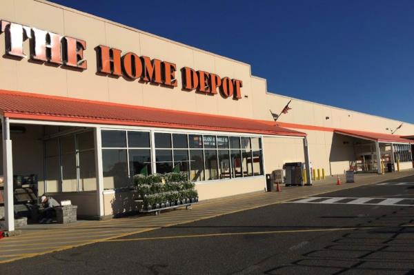 The detective is accused of stealing $160 worth of merchandise from Home Depot in Deer Park, Suffolk County. 