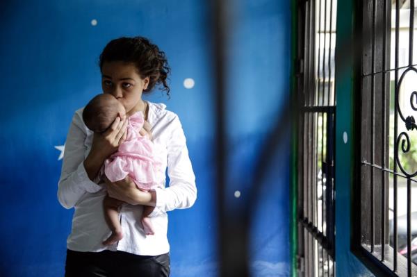 Heather Mack, 19, of the United States holds her baby daughter in a cell as she await her verdict hearing on April 21, 2015 in Denpasar, Bali