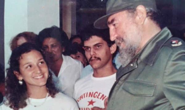 Yamila Go<em></em>nzalez Ferrer and Fidel Castro standing together.