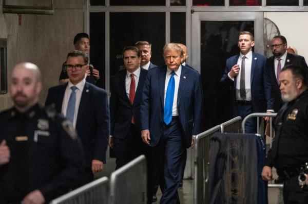 Do<em></em>nald Trump walking in the court hallways.