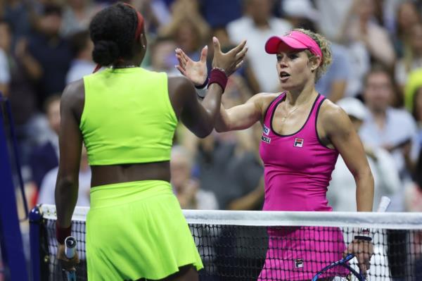 Laura Siegemund co<em></em>ngratulates Coco Gauff.