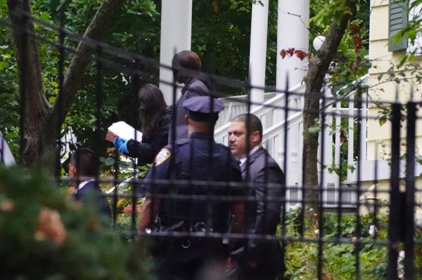 Fed Agent wearing gloves leaving Gracie Mansion after performing a search.