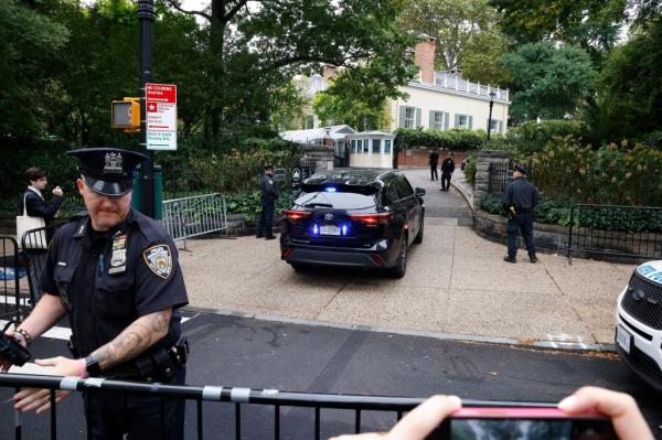 NYC SUV enters Gracie Mansion to possibly see NYC Mayor Eric Adams.