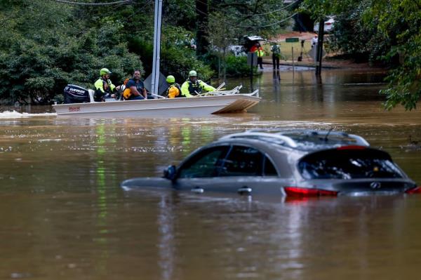 Members of the Atlanta Fire Rescue</p>

<p>　　Department's Swift Water Rescue Team bring Darryl Hall (C) to dry land after his Buckhead neighborhood home was swamped by the flood waters of Peachtree Creek in the aftermath of Tropical Storm Helene in Atlanta, Georgia, USA, 27 September 2024. 