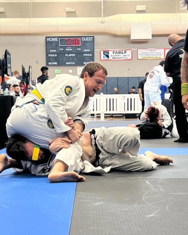 Zuckerberg grappling an oppo<em></em>nent during a BJJ tournament.