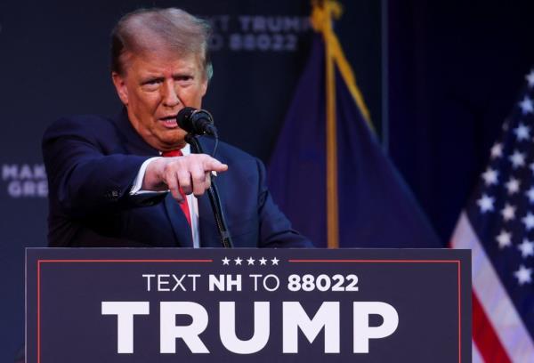 Former U.S. President and Republican presidential candidate Do<em></em>nald Trump holds a rally in advance of the New Hampshire presidential primary election in Rochester, New Hampshire, U.S., January 21, 2024. REUTERS/Mike Segar</p>

<p>　　