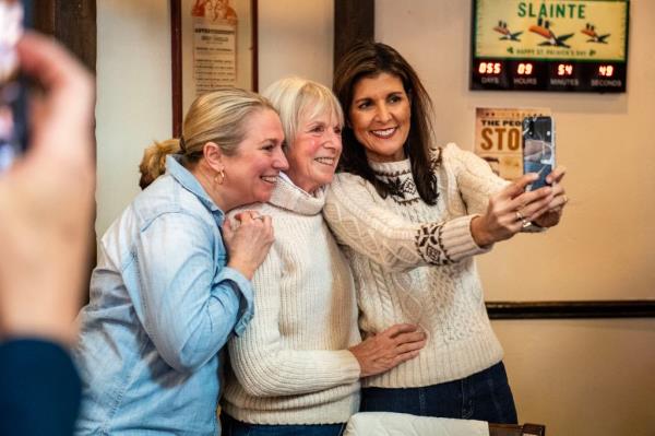 Republican presidential hopeful and former UN Ambassador Nikki Haley takes pictures with voters at the Holy Grail, a restaurant and pub in Epping, New Hampshire on January 21, 2024. (Photo by Joseph Prezioso / AFP) (Photo by JOSEPH PREZIOSO/AFP via Getty Images)</p>

<p>　　