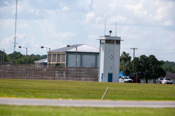 He was pro<em></em>nounced dead inside the prison at 6:15 p.m.