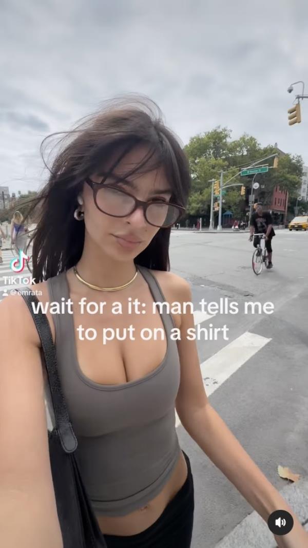 Model Emily Ratajkowski taking a selfie on NYC street after brushing off a rude remark a<em></em>bout her outfit