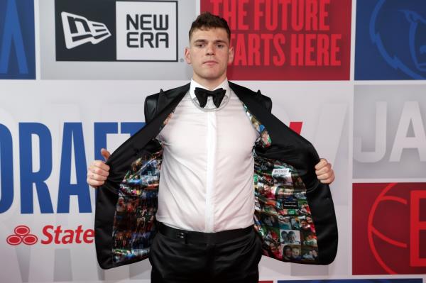 Do<em></em>novan Clingan ho<em></em>nored his family as part of his NBA draft night look.