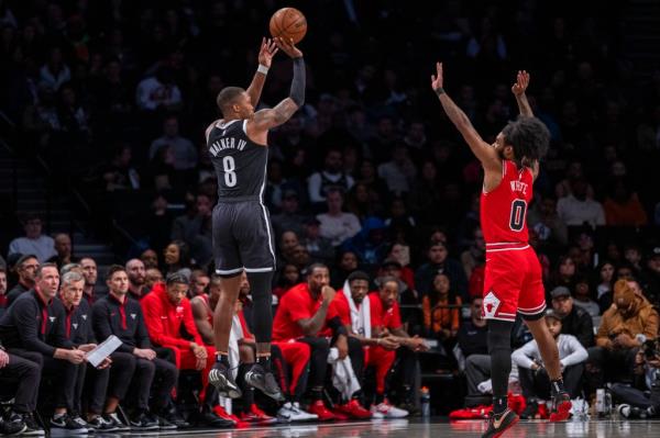 Lo<em></em>nnie Walker shoots during the Nets' win over the Bulls on Nov. 26, 2023. 