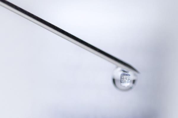 Health officials said Thursday that almost everyone should get a flu shot this year.</p>

<p>　　