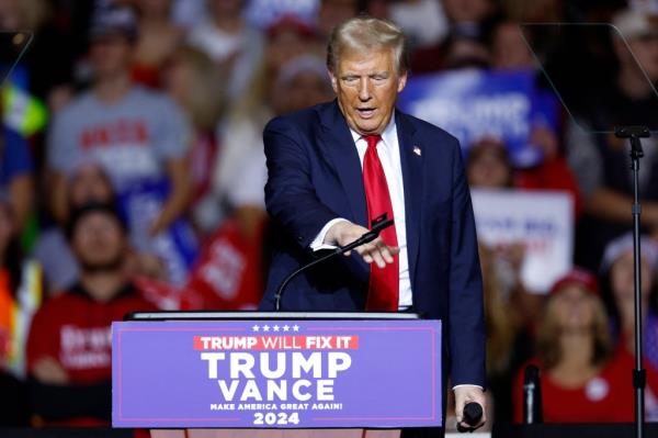 The former president had issues with the microphone’s low volume during the speech.