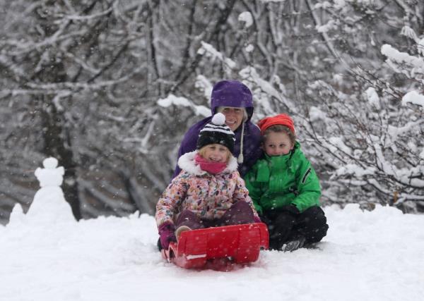 People inside Central Park were seen enjoying the snow day.</p>

<p>　　