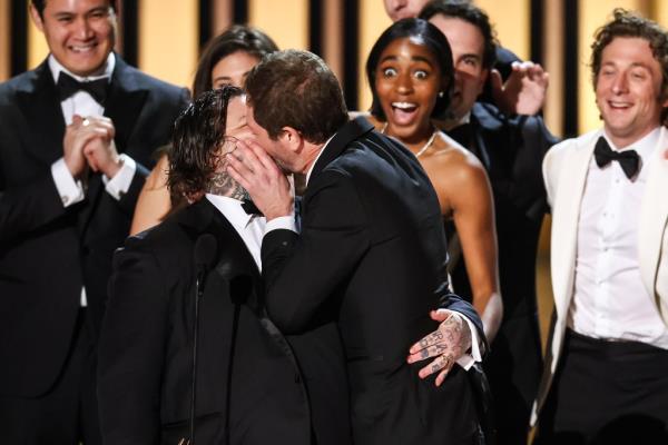 Ebon Moss-Bachrach kissing Matty Matheso