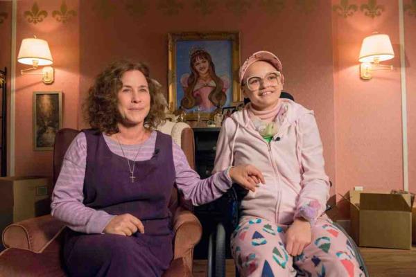 Dee Dee Blanchard (Patricia Arquette), Gypsy Rose Blanchard (Joey King).