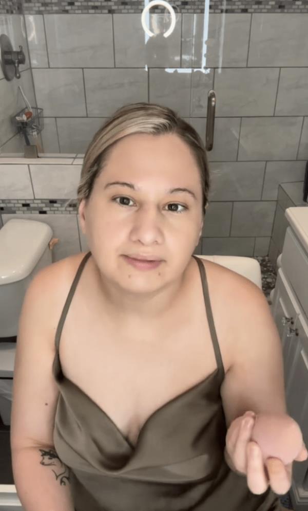 Gypsy Rose Blanchard looking up. 