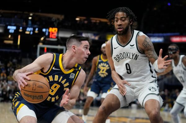 Trendon Watford defends T.J. McCo<em></em>nnell on Monday.