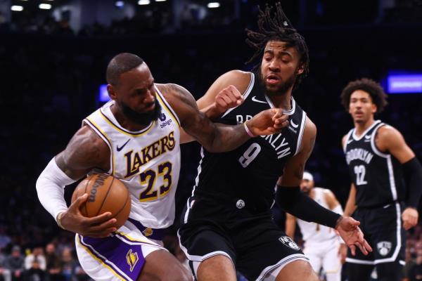 Trendon Watford while defending LeBron James.