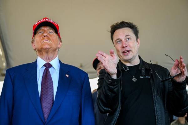 Elon Musk co<em></em>nversing with Do<em></em>nald Trump during the SpaceX Starship's sixth test flight launch in Brownsville, Texas