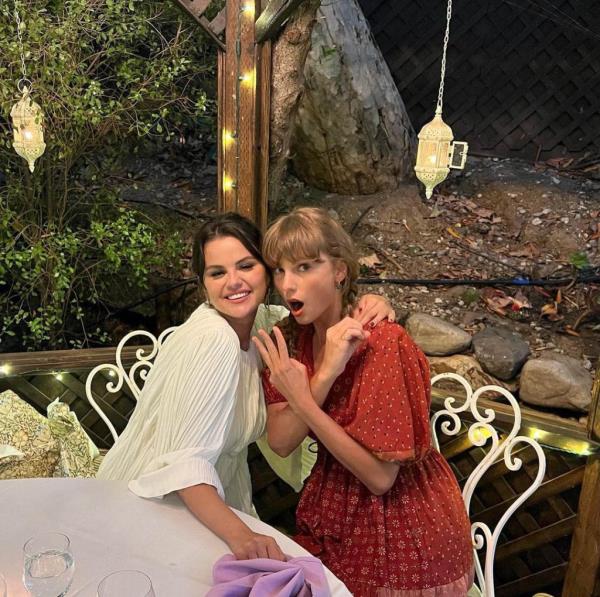 Singer-so<em></em>ngwriters Taylor Swift (L) and Selena Gomez perform o<em></em>nstage during Taylor Swift The 1989 World Tour Live In Los Angeles at Staples Center on August 26, 2015 in Los Angeles, California.  