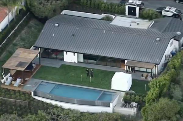 Matthew Perry's house can be seen in an aerial shot that shows the pool with adjoining spa wher<em></em>e his body was found