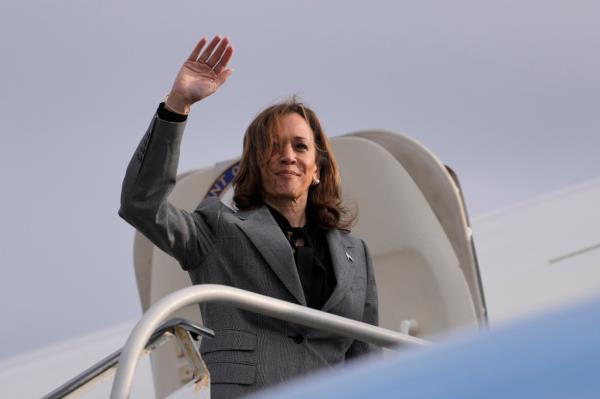 Vice President Kamala Harris waving goodbye at LaGuardia Airport, a<em></em>bout to depart for Andrews Air Force ba<em></em>se, during her 2024 presidential campaign