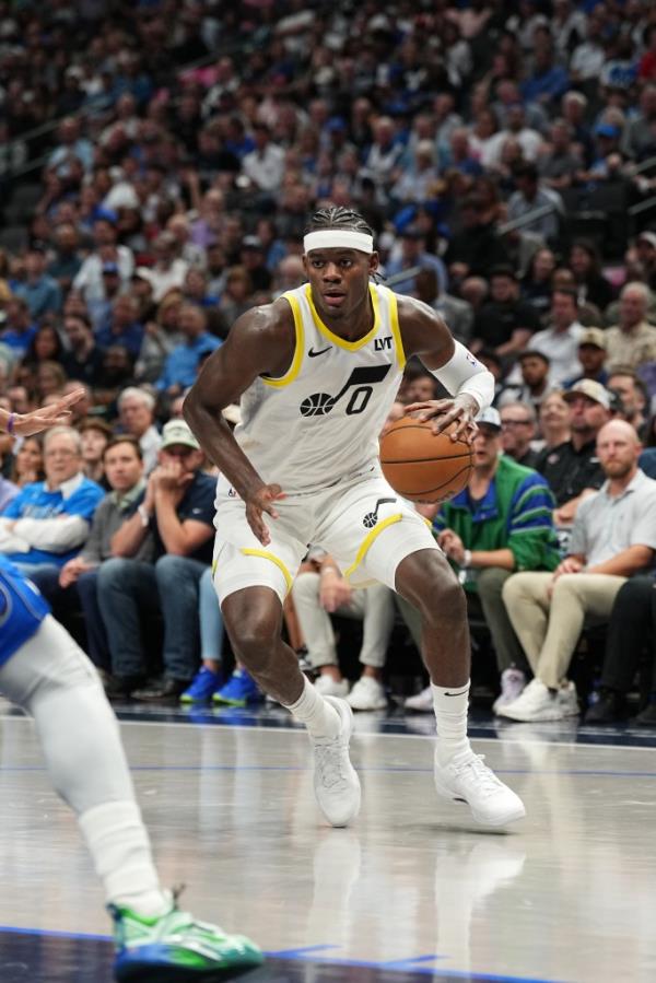 Hendricks dribbles Mo<em></em>nday night.