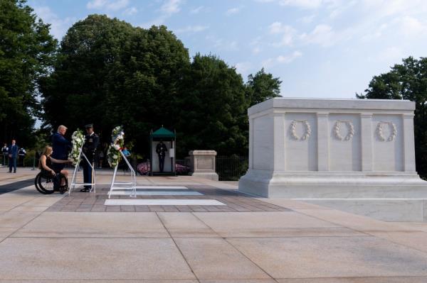 Former Marine Corps Cpl. Kelsee Lainhart, left, and Republican presidential nominee former President Do<em></em>nald Trump place a wreath at the Tomb of the Unknown Solider.