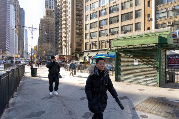 People walking by the abando<em></em>ned newsstand on Broadway between West 71st and 72nd streets