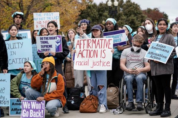 Young demo<em></em>nstrators hold signs in support of affirmative action