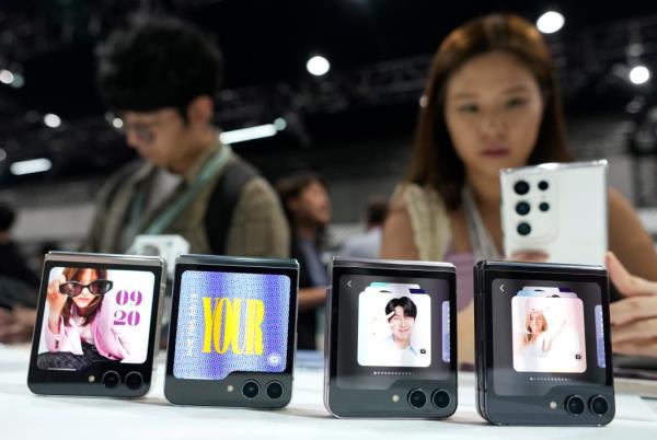 Samsung Galaxy Z Flip 5 pho<em></em>nes on display.