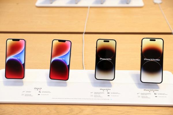 Apple iPhone 14 Pros on display.