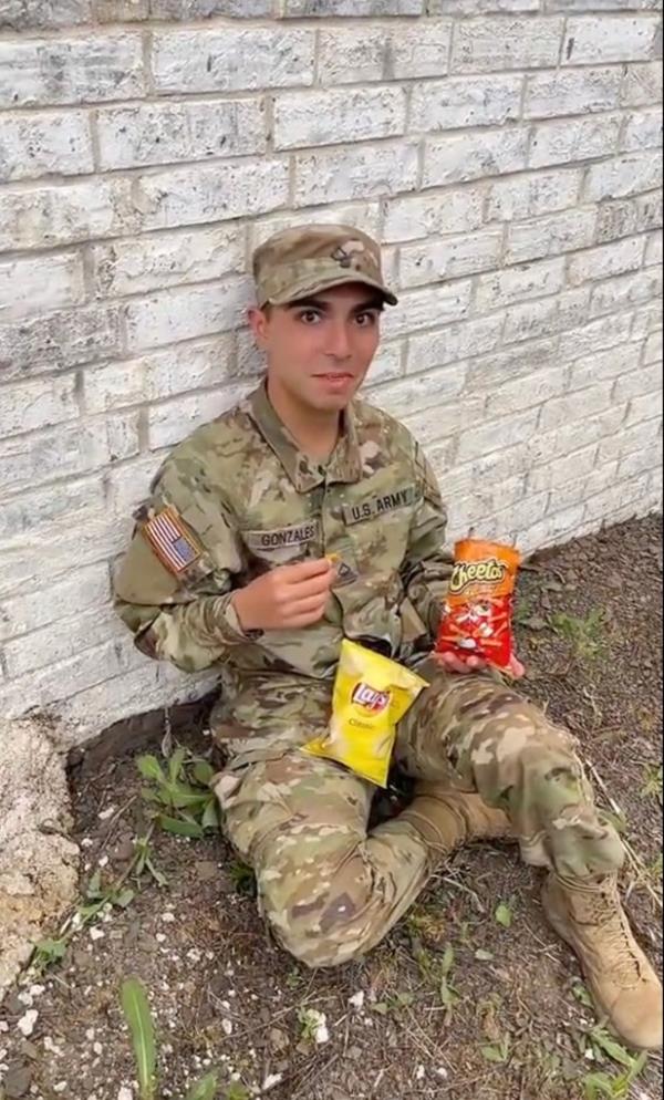 Anthony Go<em></em>nzales eating chips
