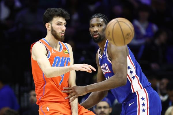 Chet Holmgren (l) and the Thunder lost Tuesday to the 76ers.