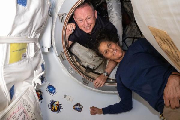 Suni Williams and Butch Wilmore in space capsule