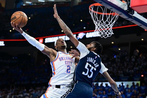 Shai Gilgeous-Alexander, who scored 29 points, shoots over Derrick Jo<em></em>nes during the Thunder's Game 1 victory.