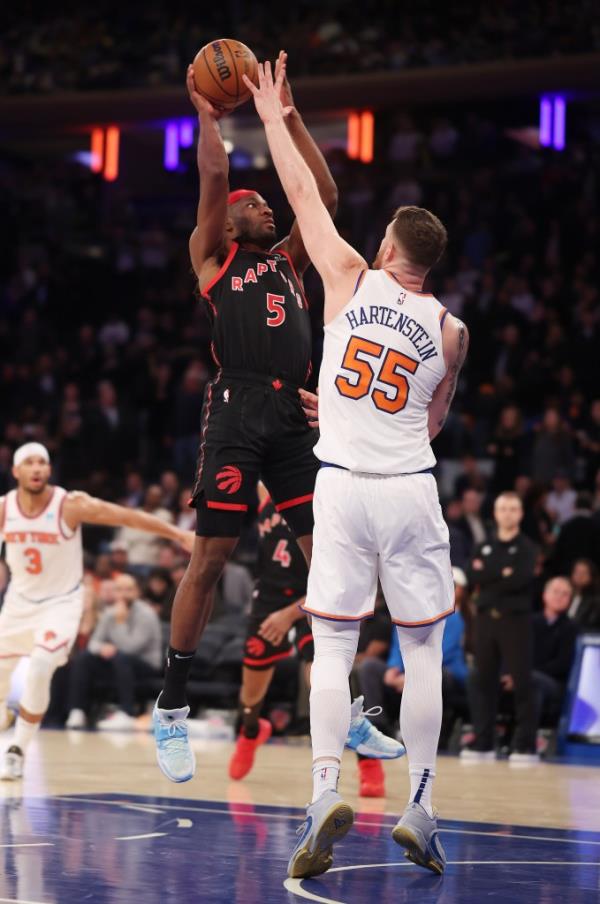 Precious Achiuwa #5 of the Toro<em></em>nto Raptors shoots against Isaiah Hartenstein #55 of the New York Knicks