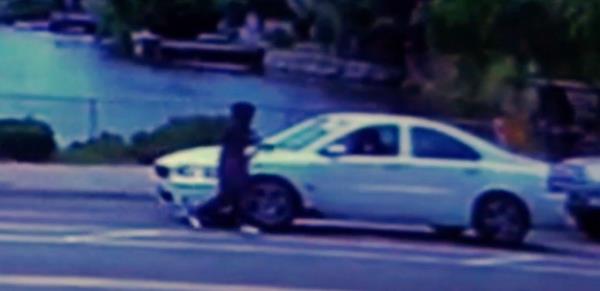 Man seen making ioff with a woman's purse