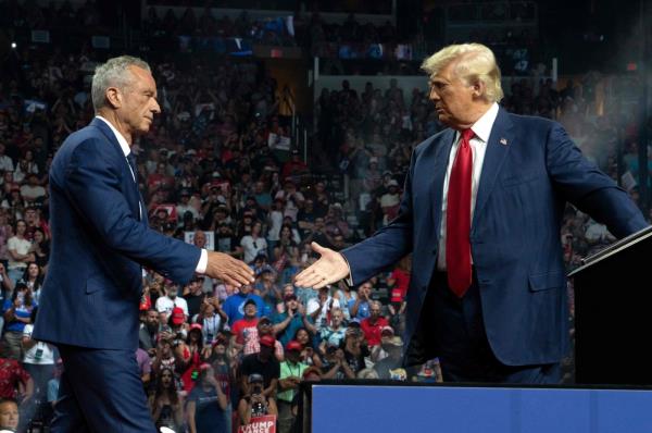Former Republican presidential candidate Robert F. Kennedy Jr. and Republican presidential nominee, former U.S. President Do<em></em>nald Trump shake hands during a campaign rally at Desert Diamond Arena, Aug. 23, 2024. (AFP Photo)