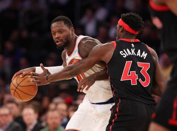 Julius Randle dribbles against Pascal Siakam #43 of the Toro<em></em>nto Raptors  at Madison Square Garden.