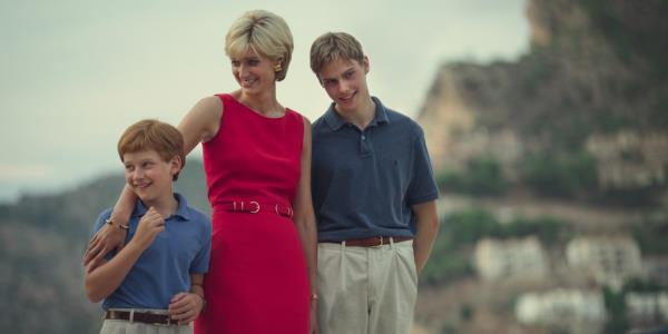 Princess Diana (Elizabeth Debicki) with Prince Harry (Fflyn Edwards) and Prince William (Rufus Kampa) smiling. 