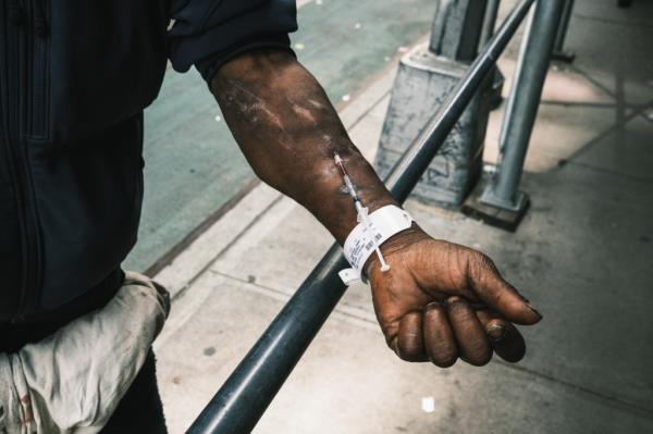Jimmy Goodman Santana, 35, a long time drug user, injects heroin on 39th street in Manhattan.</p>

<p>　　