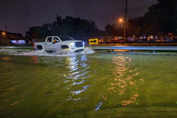 Lafourche Parish Sheriff Craig Webre said more than two dozen people, including children, needed to be rescued from the flooding.</p>

<p>　　